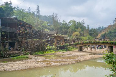 Lao Cai, Vietnam MAR 12 2023: Tien Sa şelalesinin çevresindeki bölge Cat Village yakınlarındaki su türbinleri ve turistlerle dolu