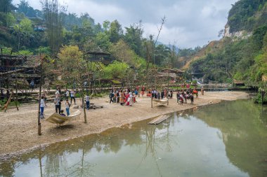 Lao Cai, Vietnam MAR 12 2023: Tien Sa şelalesinin çevresindeki bölge Cat Village yakınlarındaki su türbinleri ve turistlerle dolu