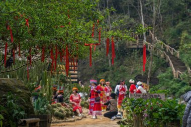 Lao Cai, Vietnam MAR 12 2023: Tien Sa şelalesinin çevresindeki bölge Cat Village yakınlarındaki su türbinleri ve turistlerle dolu