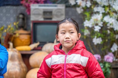 Lao Cai, VIETNAM - MAR 12 2023: Vietnamlı küçük bir oğlan ve kız HMong etnik azınlığının güzel portresi Sapa şehir merkezinde turistleri selamlıyor