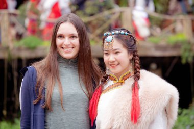 Lao Cai, VIETNAM - MAR 12 2023: Moğolistan 'ın geleneksel kıyafet kültürü giyinen güzel kız Kedi Köyü, Sapa kasabasında.