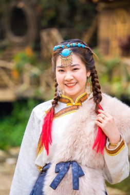 Lao Cai, VIETNAM - MAR 12 2023: Moğolistan 'ın geleneksel kıyafet kültürü giyinen güzel kız Kedi Köyü, Sapa kasabasında.