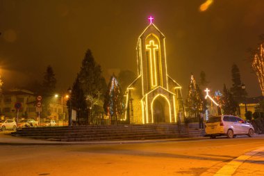 Lao Cai, Vietnam - 12 Ağustos 2023: The Notre Dame Katedrali Katolik Kutsal Tespih taşı kilisesi ana meydanda. Sa Pa, Kuzey Vietnam 'da güzel bir tatil beldesi..