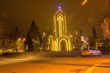 Lao Cai, Vietnam - 12 Ağustos 2023: The Notre Dame Katedrali Katolik Kutsal Tespih taşı kilisesi ana meydanda. Sa Pa, Kuzey Vietnam 'da güzel bir tatil beldesi..