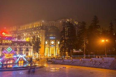 Lao Cai, Vietnam - 13 Ekim 2018: Sun Plaza Sapa istasyonu, küçük Sapa köyündeki tek Avrupa lüks alışveriş merkezi. Sapa 'dan Fansipan istasyonuna giden dağ treni.