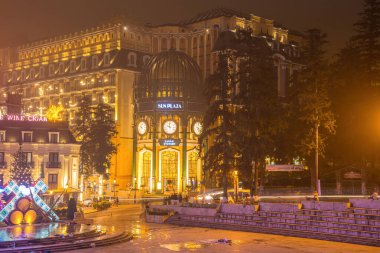 Lao Cai, Vietnam - 13 Ekim 2018: Sun Plaza Sapa istasyonu, küçük Sapa köyündeki tek Avrupa lüks alışveriş merkezi. Sapa 'dan Fansipan istasyonuna giden dağ treni.