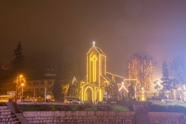 Lao Cai, Vietnam - 12 Ağustos 2023: The Notre Dame Katedrali Katolik Kutsal Tespih taşı kilisesi ana meydanda. Sa Pa, Kuzey Vietnam 'da güzel bir tatil beldesi..