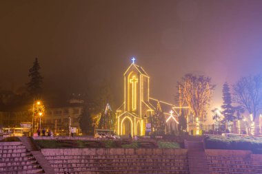 Lao Cai, Vietnam - 12 Ağustos 2023: The Notre Dame Katedrali Katolik Kutsal Tespih taşı kilisesi ana meydanda. Sa Pa, Kuzey Vietnam 'da güzel bir tatil beldesi..