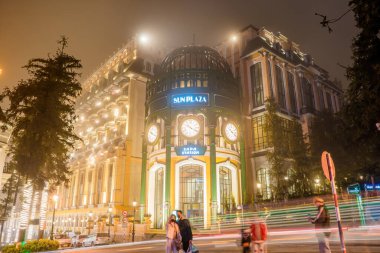 Lao Cai, Vietnam - 13 Ekim 2018: Sun Plaza Sapa istasyonu, küçük Sapa köyündeki tek Avrupa lüks alışveriş merkezi. Sapa 'dan Fansipan istasyonuna giden dağ treni.