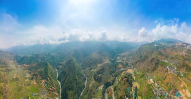 Sapa Hoang Lien Son Dağı 'ndaki Fansipan Dağı' nın zirvesinden Rocky Dağı tepeleri Lao Cai 'deki sisli bulutların arasından çıkar. Manzaralı hava manzarası. Bulutların ya da sislerin üzerinden uç.