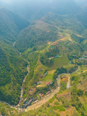Kedi Köyü 'nün güzel manzarası, Sapa' nın dağlık bir kültürel köyü. Pirinç tarlaları (pirinç tarlaları). Popüler turist gezisi merkezi.