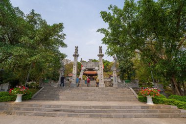 Hung King Tapınağı 'nın üst manzarası, Phu Tho Eyaleti, Vietnam. Long Quan Tapınağı, Hung Kings Tapınağı tarihi eser alanı (Den Hung) Viet Tri şehrinde.