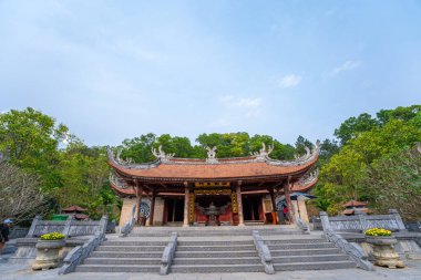 Hung King Tapınağı 'nın üst manzarası, Phu Tho Eyaleti, Vietnam. Long Quan Tapınağı, Hung Kings Tapınağı tarihi eser alanı (Den Hung) Viet Tri şehrinde.