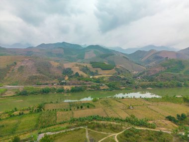 Vietnam 'daki Yen Bai otobanındaki pirinç tarlalarının en üst görüntüsü. Pirinç tarlaları Kuzeybatı Vietnam 'da hasat hazırlıyor.