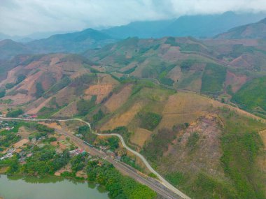 Vietnam 'daki Yen Bai otobanındaki pirinç tarlalarının en üst görüntüsü. Pirinç tarlaları Kuzeybatı Vietnam 'da hasat hazırlıyor.