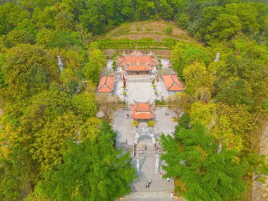 Hung King Tapınağı 'nın üst manzarası, Phu Tho Eyaleti, Vietnam. Long Quan Tapınağı, Hung Kings Tapınağı tarihi eser alanı (Den Hung) Viet Tri şehrinde.