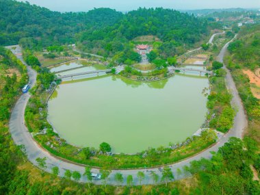 Hung King Tapınağı 'nın üst manzarası, Phu Tho Eyaleti, Vietnam. Long Quan Tapınağı, Hung Kings Tapınağı tarihi eser alanı (Den Hung) Viet Tri şehrinde.