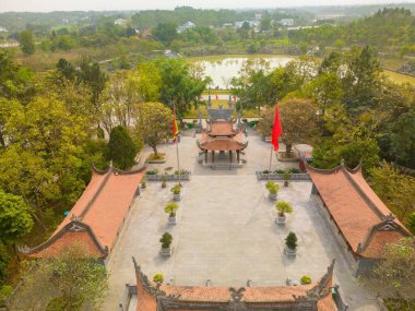 Hung King Tapınağı 'nın üst manzarası, Phu Tho Eyaleti, Vietnam. Long Quan Tapınağı, Hung Kings Tapınağı tarihi eser alanı (Den Hung) Viet Tri şehrinde.