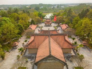 Hung King Tapınağı 'nın üst manzarası, Phu Tho Eyaleti, Vietnam. Long Quan Tapınağı, Hung Kings Tapınağı tarihi eser alanı (Den Hung) Viet Tri şehrinde.