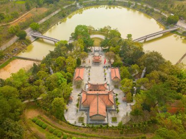 Hung King Tapınağı 'nın üst manzarası, Phu Tho Eyaleti, Vietnam. Long Quan Tapınağı, Hung Kings Tapınağı tarihi eser alanı (Den Hung) Viet Tri şehrinde.