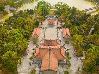 Hung King Tapınağı 'nın üst manzarası, Phu Tho Eyaleti, Vietnam. Long Quan Tapınağı, Hung Kings Tapınağı tarihi eser alanı (Den Hung) Viet Tri şehrinde.