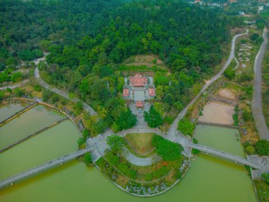 Hung King Tapınağı 'nın üst manzarası, Phu Tho Eyaleti, Vietnam. Long Quan Tapınağı, Hung Kings Tapınağı tarihi eser alanı (Den Hung) Viet Tri şehrinde.