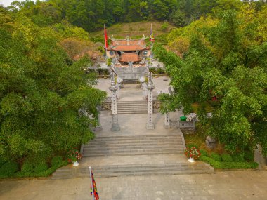 Hung King Tapınağı 'nın üst manzarası, Phu Tho Eyaleti, Vietnam. Long Quan Tapınağı, Hung Kings Tapınağı tarihi eser alanı (Den Hung) Viet Tri şehrinde.