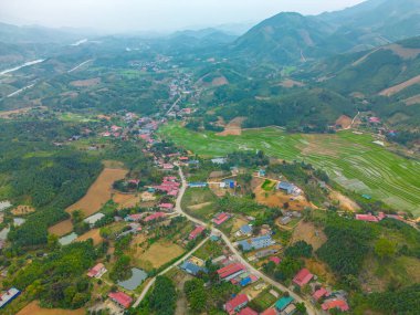 Vietnam 'daki Yen Bai otobanındaki pirinç tarlalarının en üst görüntüsü. Pirinç tarlaları Kuzeybatı Vietnam 'da hasat hazırlıyor.