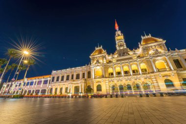 Ho Chi Minh (Türkçe: Ho Chi Minh Belediye Binası veya Saigon Belediye Binası veya Komite Genel Merkezi) Fransız sömürgesi tarzında bir binadır. Gece pozlama