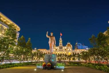 Ho Chi Minh Belediye Binası ya da Saigon Belediye Binası ya da Komite Genel Merkezi, Fransız sömürgesi tarzında bir binadır. Gece pozlama