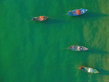 Kumlu sahilde teknesi olan Tropikal Deniz Burnu. Seyahat ve tatil için küçük teknesi olan güzel tropikal plajlar..