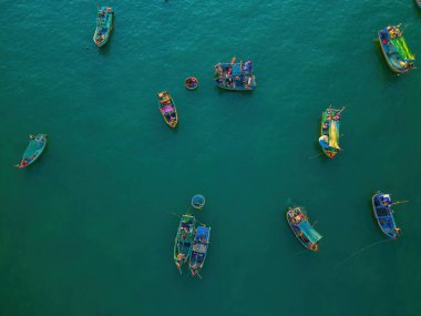 Kumlu sahilde teknesi olan Tropikal Deniz Burnu. Seyahat ve tatil için küçük teknesi olan güzel tropikal plajlar..