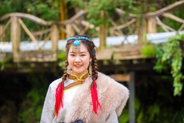 Lao Cai, VIETNAM - MAR 12 2023: Moğolistan 'ın geleneksel kıyafet kültürü giyinen güzel kız Kedi Köyü, Sapa kasabasında.