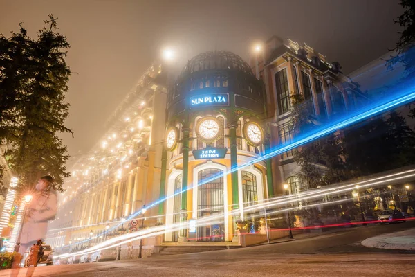 Lao Cai, Vietnam - 13 Ekim 2018: Sun Plaza Sapa istasyonu, küçük Sapa köyündeki tek Avrupa lüks alışveriş merkezi. Sapa 'dan Fansipan istasyonuna giden dağ treni.