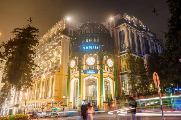 Lao Cai, Vietnam - 13 Ekim 2018: Sun Plaza Sapa istasyonu, küçük Sapa köyündeki tek Avrupa lüks alışveriş merkezi. Sapa 'dan Fansipan istasyonuna giden dağ treni.