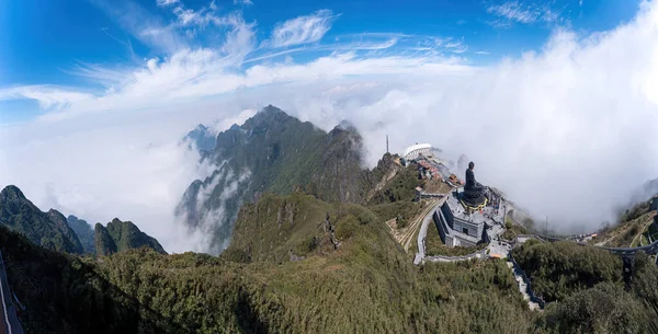 Fansipan Dağı, Sapa Bölgesi, Lao Cai, Vietnam 'ın tepesinde dev Buda heykeli olan manzara. Fansipan 'ın tepesindeki Buda heykeli Hindiçin' in çatısı.