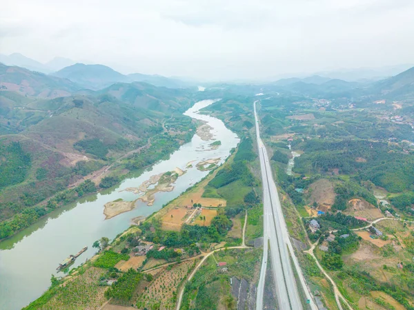 Vietnam 'daki Yen Bai otobanındaki pirinç tarlalarının en üst görüntüsü. Pirinç tarlaları Kuzeybatı Vietnam 'da hasat hazırlıyor.