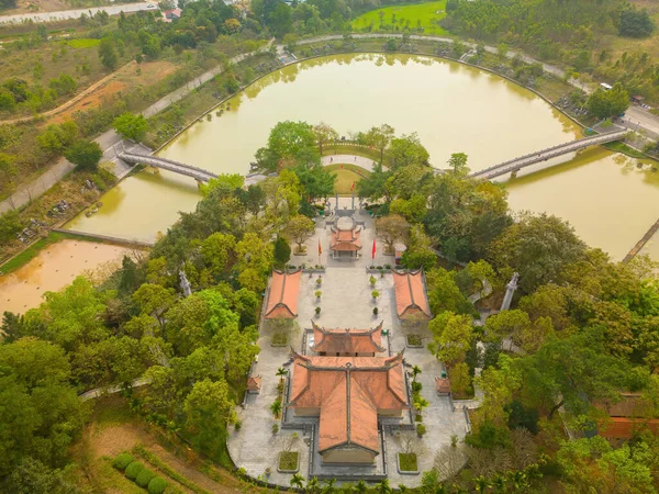 Hung King Tapınağı 'nın üst manzarası, Phu Tho Eyaleti, Vietnam. Long Quan Tapınağı, Hung Kings Tapınağı tarihi eser alanı (Den Hung) Viet Tri şehrinde.