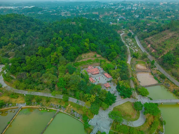 Hung King Tapınağı 'nın üst manzarası, Phu Tho Eyaleti, Vietnam. Long Quan Tapınağı, Hung Kings Tapınağı tarihi eser alanı (Den Hung) Viet Tri şehrinde.