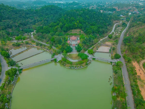 Hung King Tapınağı 'nın üst manzarası, Phu Tho Eyaleti, Vietnam. Long Quan Tapınağı, Hung Kings Tapınağı tarihi eser alanı (Den Hung) Viet Tri şehrinde.