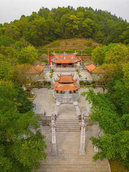 Hung King Tapınağı 'nın üst manzarası, Phu Tho Eyaleti, Vietnam. Long Quan Tapınağı, Hung Kings Tapınağı tarihi eser alanı (Den Hung) Viet Tri şehrinde.