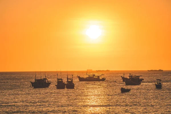 Beautiful Cloudscape Sea Sunrise Shot Lonely Boats Calm Sea Sunset — Stock Photo, Image