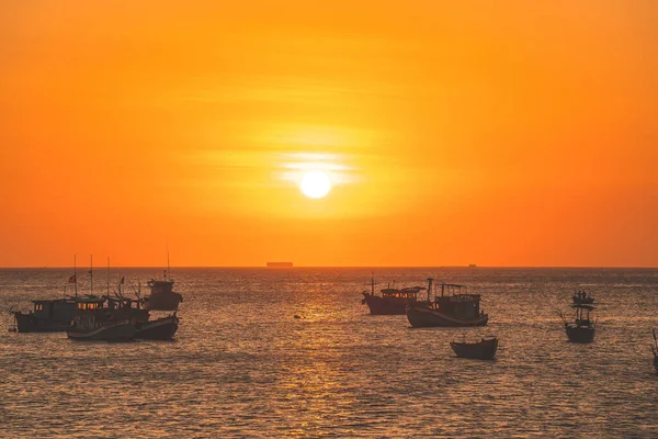 Beautiful Cloudscape Sea Sunrise Shot Lonely Boats Calm Sea Sunset — Stock fotografie