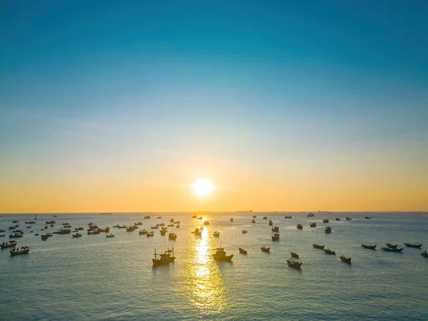 Beautiful Cloudscape Sea Sunrise Shot Lonely Boats Calm Sea Sunset — Fotografia de Stock