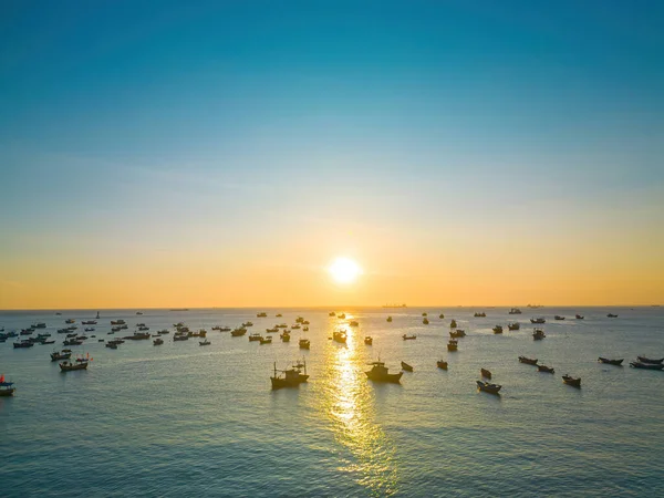 Beautiful Cloudscape Sea Sunrise Shot Lonely Boats Calm Sea Sunset — Fotografia de Stock
