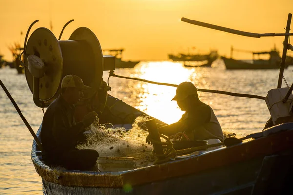 Vung Tau Vietnam Mar 2023 Pescador Lançando Sua Rede Barco — Fotografia de Stock