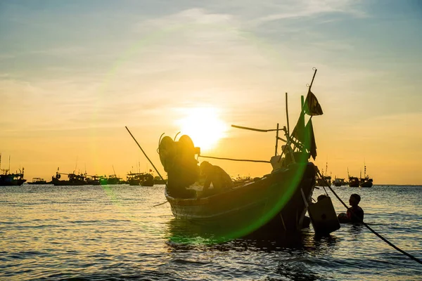 Vung Tau Vietnam Mar 2023 Rybář Vrhá Svou Síť Loď — Stock fotografie
