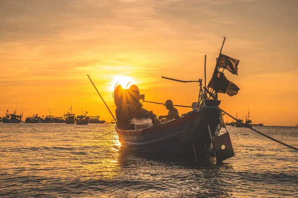 Vung Tau Vietnam Mar 2023 Pescador Lanzando Red Barco Amanecer — Foto de Stock