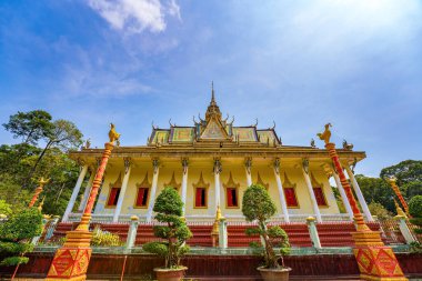 Seyahat ve manzara konsepti. Antik Khmer pagoda mimarisinin en üst görüntüsü. Kompongnikroth Khmer Pagoda 'nın ana salonu Hang Pagoda ya da Chua Hang Chau Thanh, Tra Vinh, Vietnam
