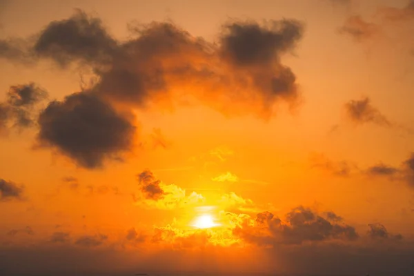 Hintergrund Ist Der Trübselige Sommer Wolkensommer Himmel Wolkenlos Mit Sonnenuntergang — Stockfoto